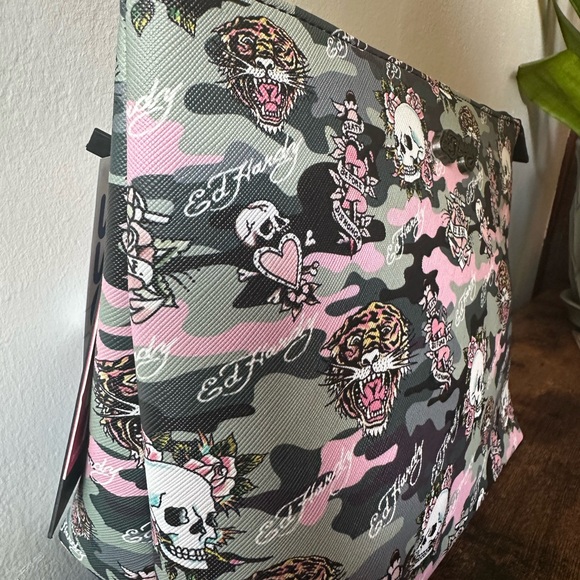 Ed Hardy Pink and Gray Camouflage Toiletry Cosmetic Bag with Tigers & Skulls NWT - Picture 3 of 5